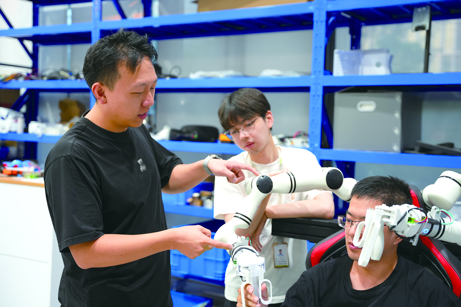 金丁灿和团队在测试“胡狼二号”