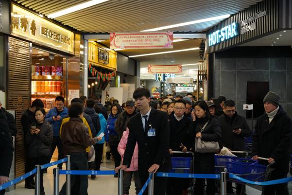 说明: 除夕当天，盒马鲜生上海曹家渡店门口排队等待进店的消费者.jpeg