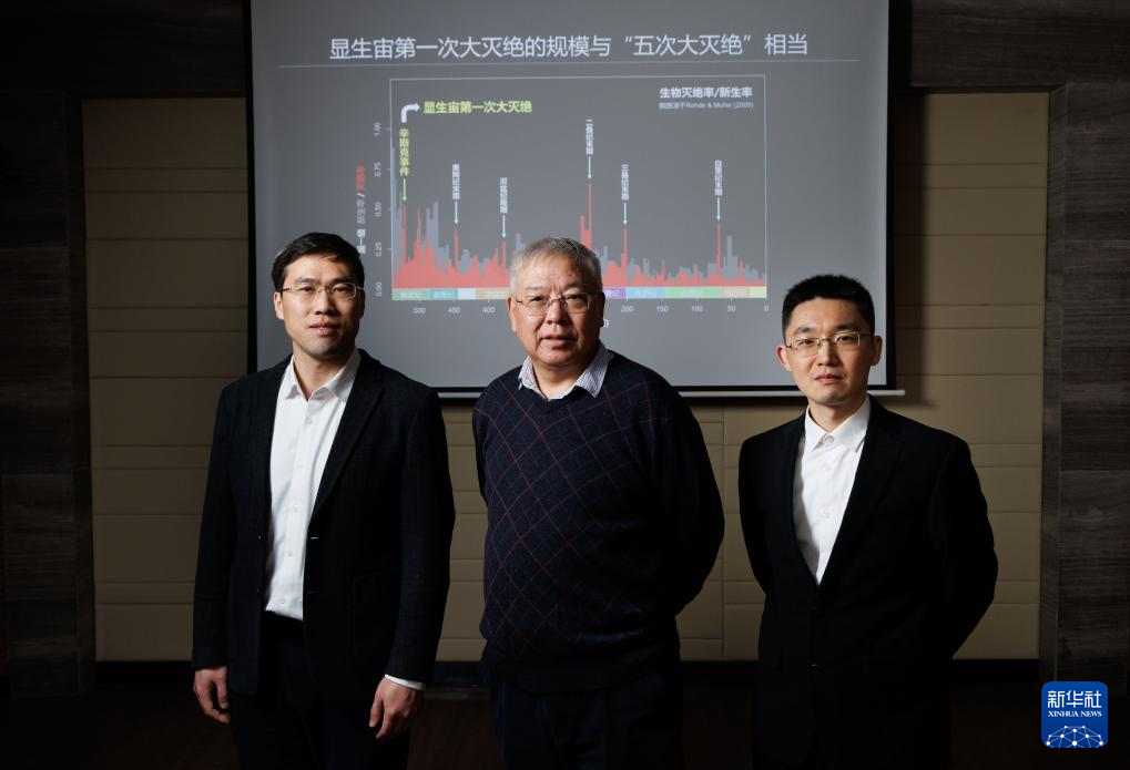 1月22日,在中国科学院南京地质古生物研究所实验室,团队部分成员:中国科学院院士、研究员朱茂炎(中),研究员赵方臣(左),副研究员曾晗(右)合影留念。