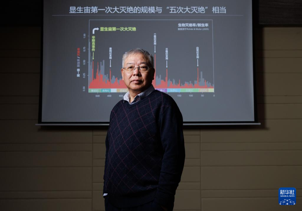 1月22日,中国科学院院士、研究员朱茂炎在中国科学院南京地质古生物研究所会议室留影。