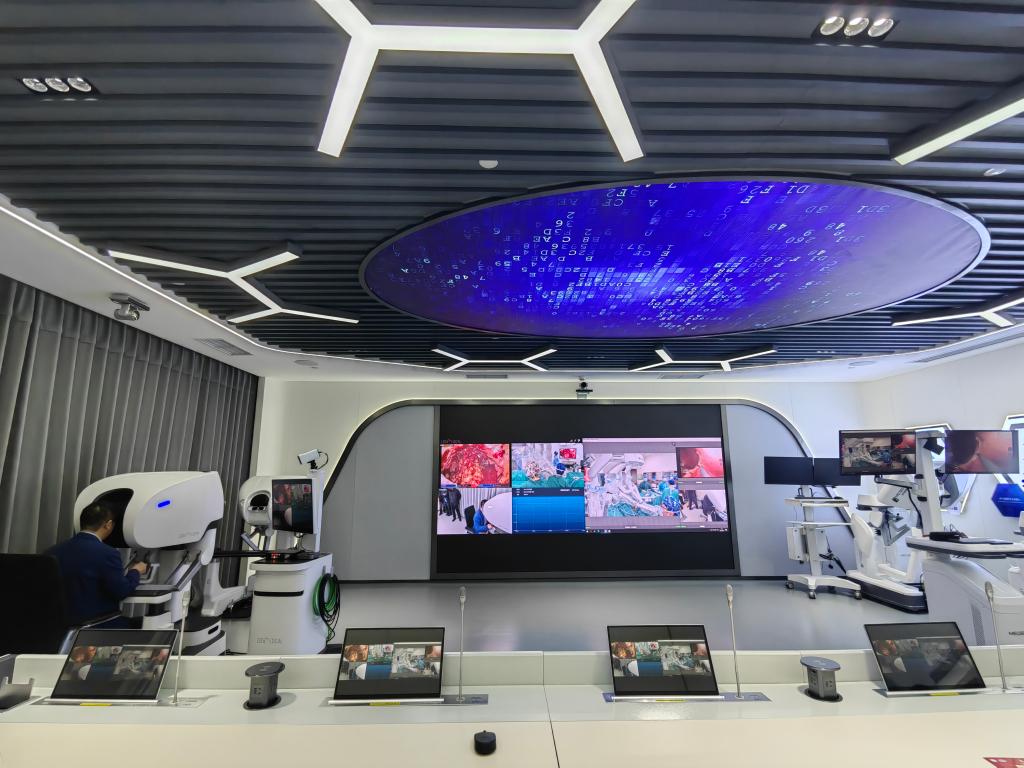 3月20日,在四川大学华西医院国际机器人远程手术控制中心,医生进行机器人远程手术。新华社记者 董小红 摄