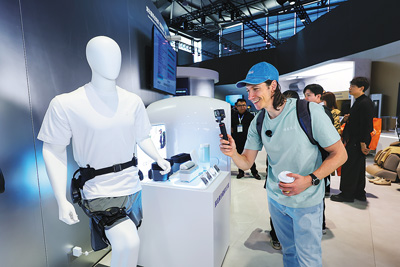 2026中国家电及消费电子博览会上,观众参观展出的胰岛素冷藏设备。 海外网 谢 明摄