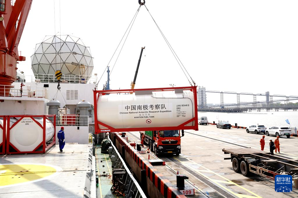 4月9日,工作人员操作机械从“雪龙”号上卸货。