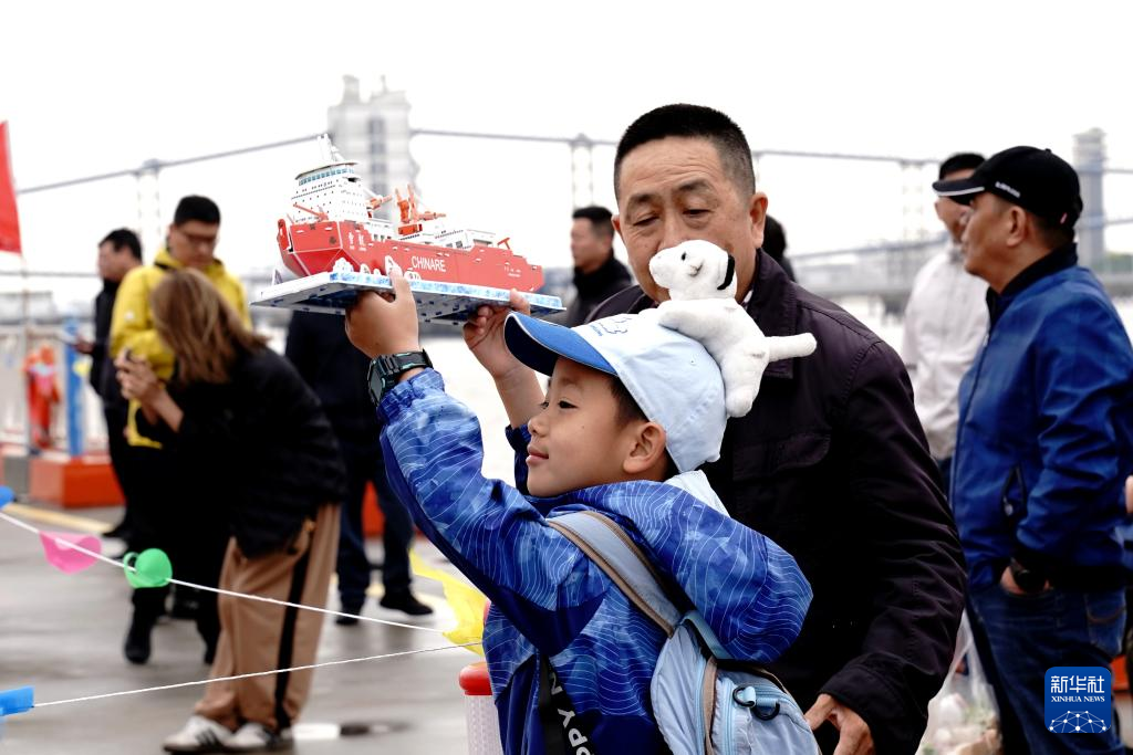 4月9日,人们在码头迎接中国第42次南极考察队凯旋。